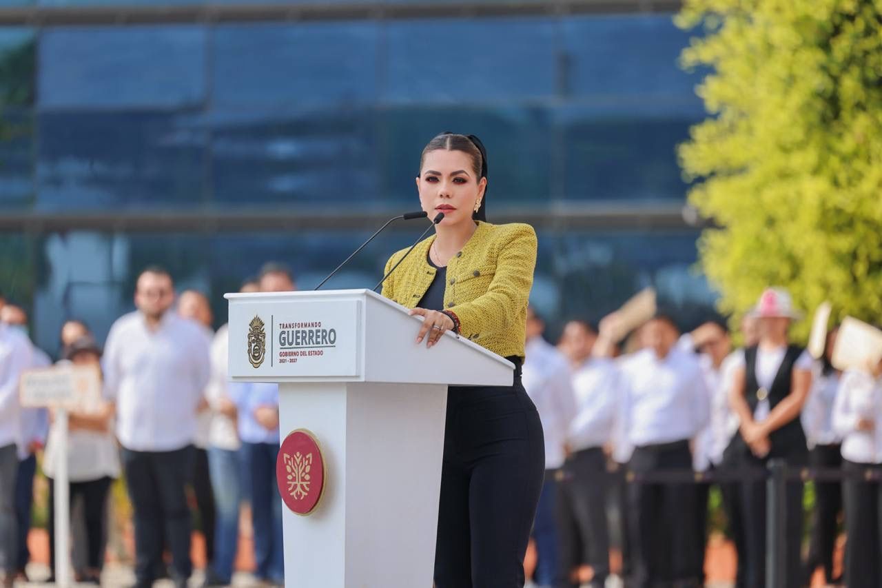 Dirige la gobernadora Evelyn Salgado Izamiento de Bandera Nacional, en la Casa del Pueblo; llama a fortalecer el bienestar y la justicia social en Guerrero