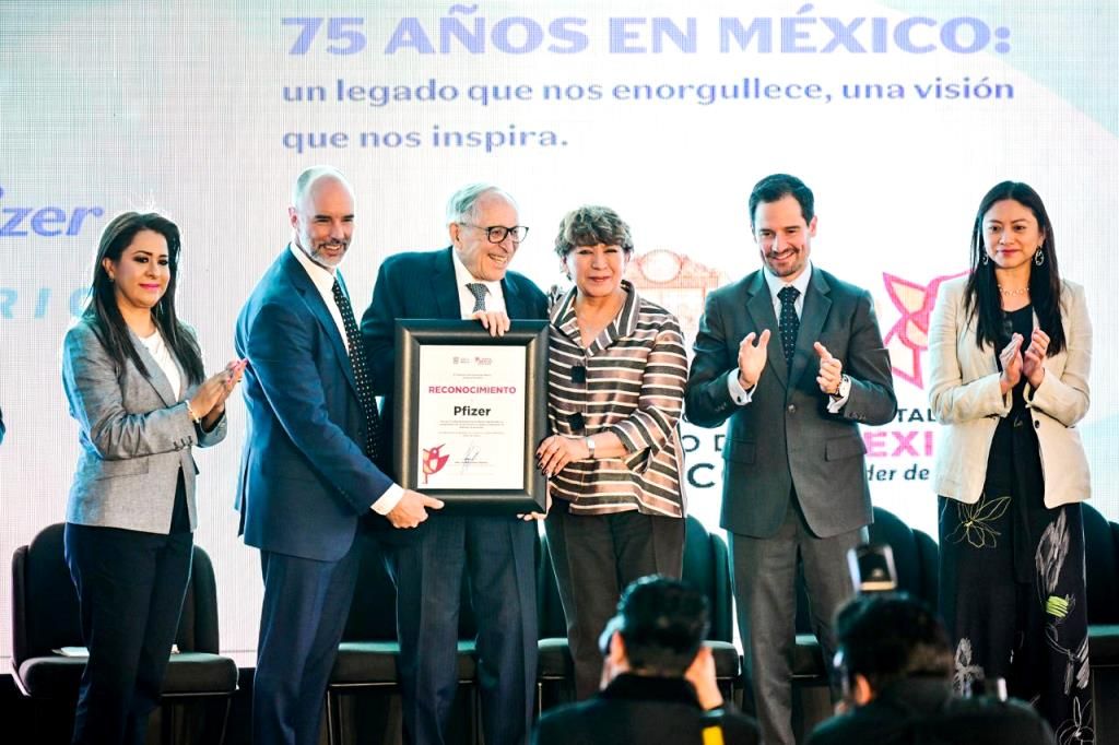 La Gobernadora Delfina Gómez reconoce a Pfizer por 75 años en México; destaca planta de Toluca