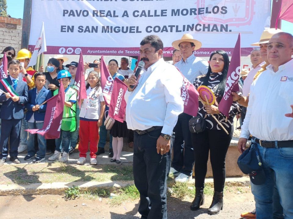 Nazario Gutiérrez da banderazo de inicio al reencarpetado asfáltico en Coatlinchán