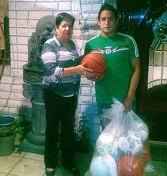 Mireya Méndez entrega paquetes deportivos en Ecatepec