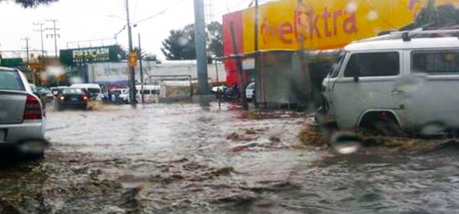 Intensa lluvia provoca inundaciones en la México - Texcoco.