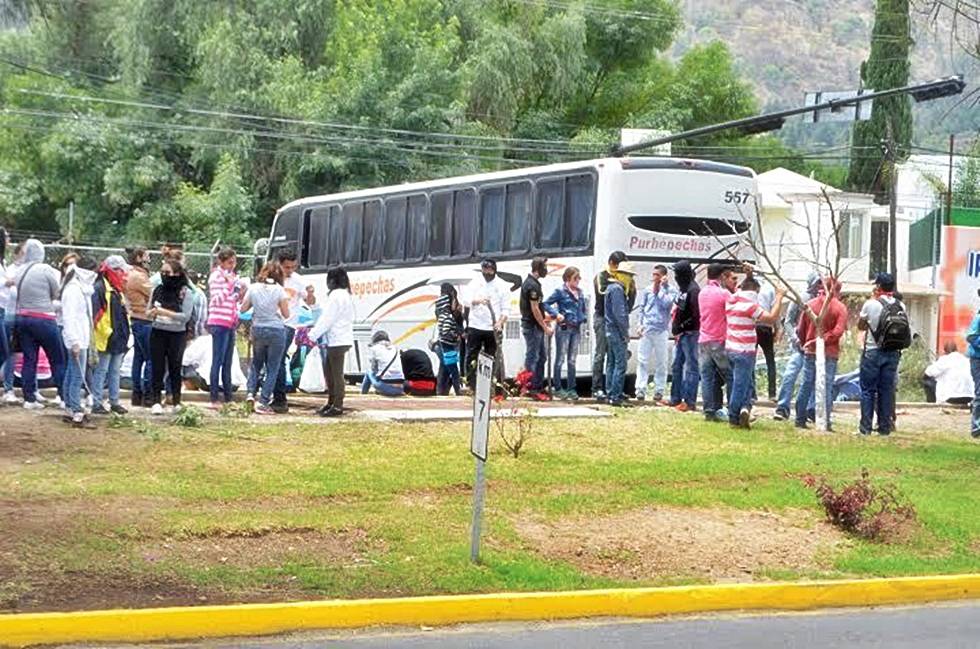 Retienen normalistas de Michoacán 21 autobuses