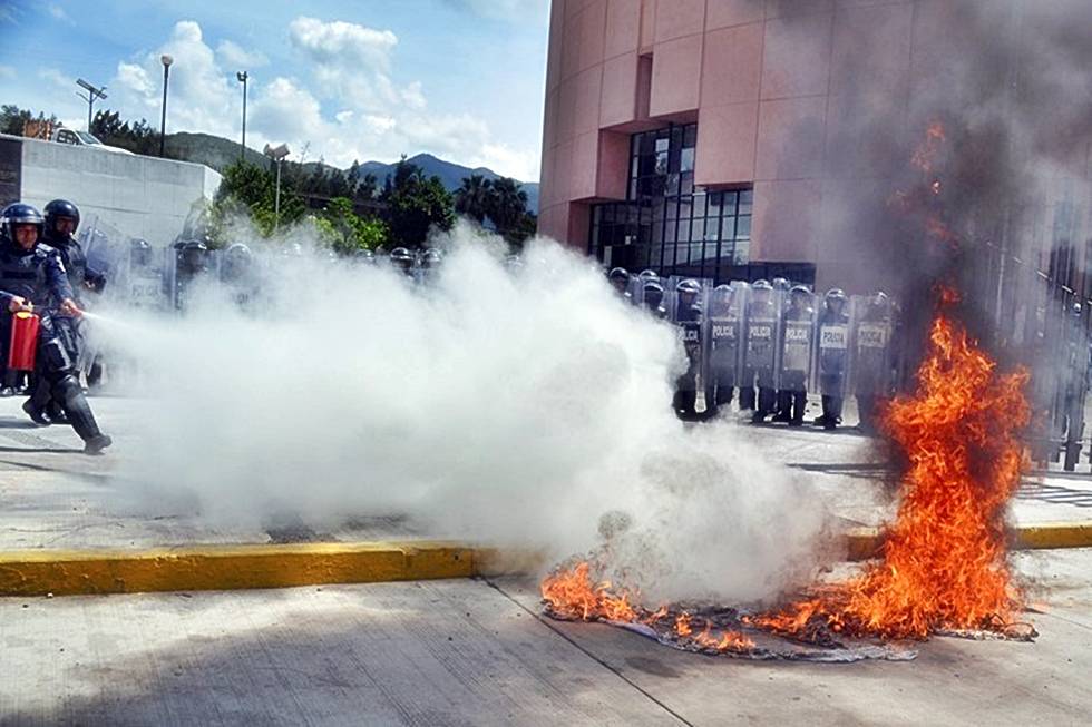 Protestan normalistas de Ayotzinapa y maestros disidentes en Chilpancingo 