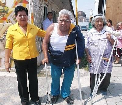 Mireya Méndez Bello entrega bastones y andaderas a grupos vulnerables en Ecatepec