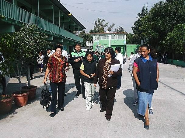 Mireya Méndez sigue recorriendo escuelas en Ecatepec