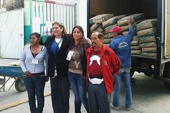 Entrega regidora Mireya Méndez cemento, y tinaco cisterna a Jardín de Niños Telpochcalli