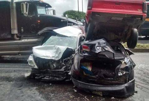 Un Tráiler choca contra cinco coches en Tlalnepantla 