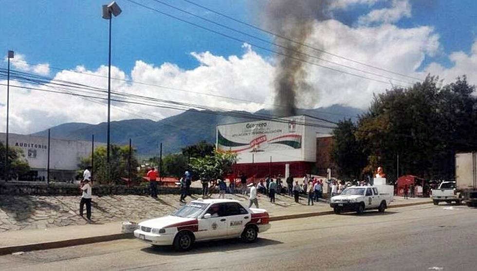 Se enfrentan CETEG y policías en Guerrero; incendian sede del PRI