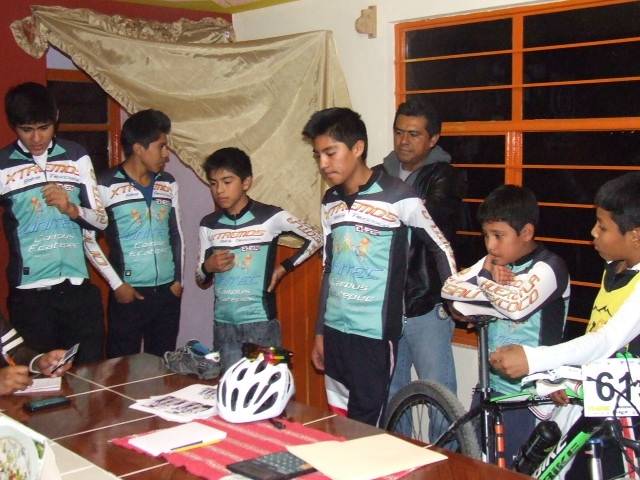 Equipo de ciclistas de Huexotla obtienen reconocimientos