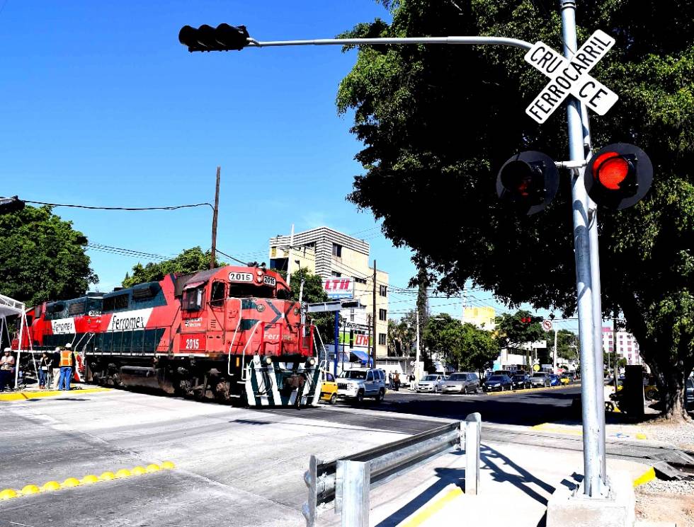 Progresa rehabilitación de cruces ferroviarios en zona de Guadalajara