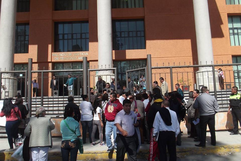 Se manifiestan pobladores de Cuatlalpan en el palacio de Justica Texcoco 