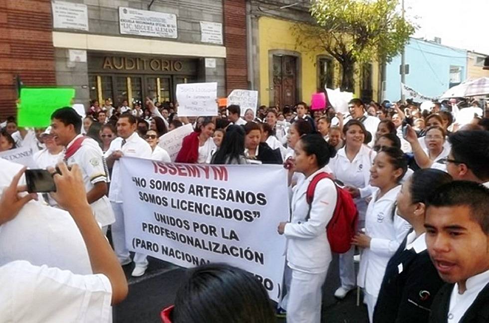 Protestan enfermeras por bajos salarios