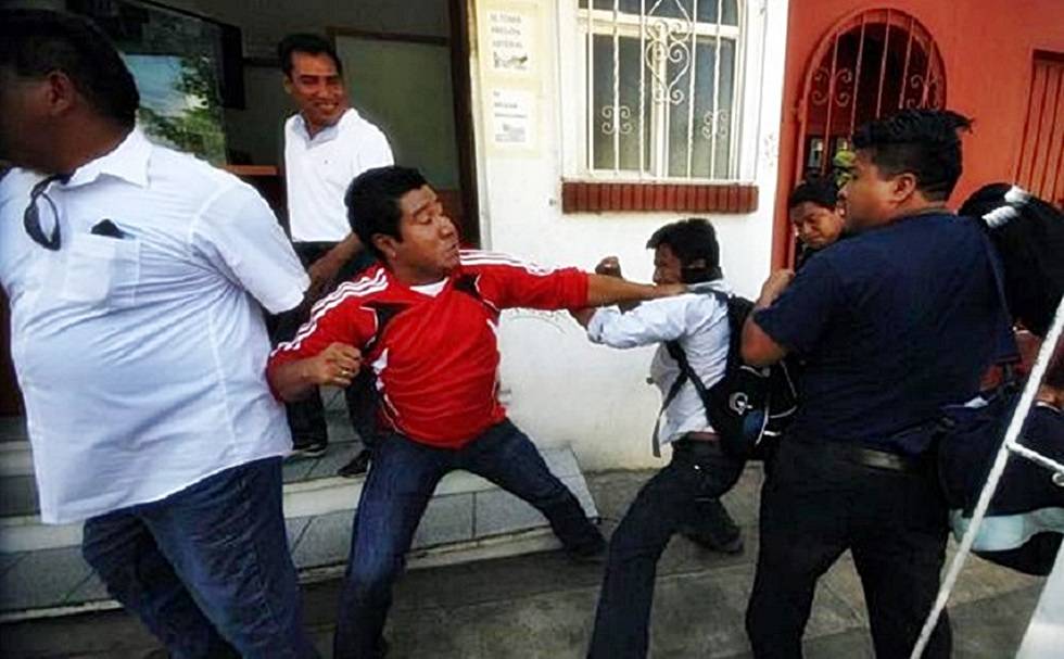 Se agarran a golpes maestros de SNTE y CNTE en Oaxaca