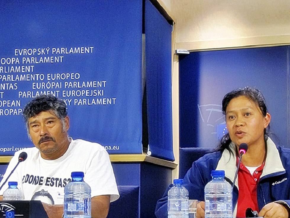 “El gobierno nos mintió”, afirman padres de normalistas en el Parlamento Europeo