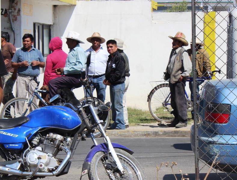 Regidor de Texcoco se opone a obra de pavimento en la comunidad de Tocuila.