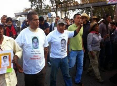 Padres de los normalistas de Ayotzinapa estuvieron en jardín municipal de Texcoco