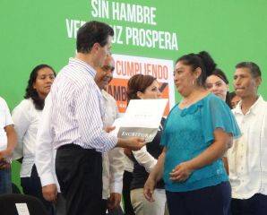 Corett entrega 400 escrituras en San Andrés Tuxtla, Veracruz