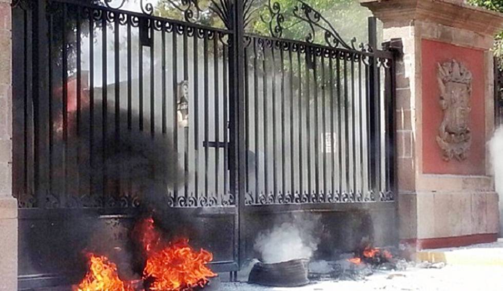 Queman puertas de Casa de Gobierno en Michoacán