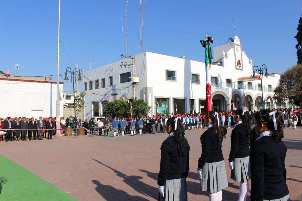 Con el abanderamiento a 26 escuelas, Chicoloapan conmemoró el Día de la Bandera”