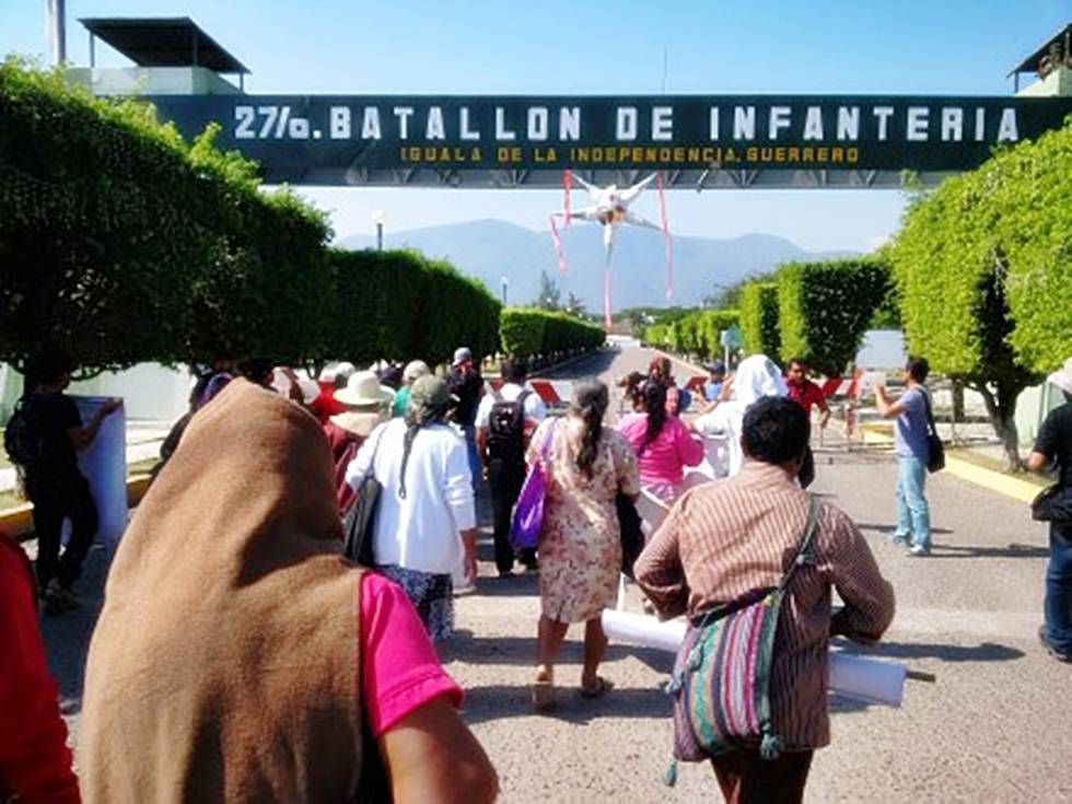 Desde el 28 de septiembre, padres de normalistas entraron al cuartel militar de Iguala