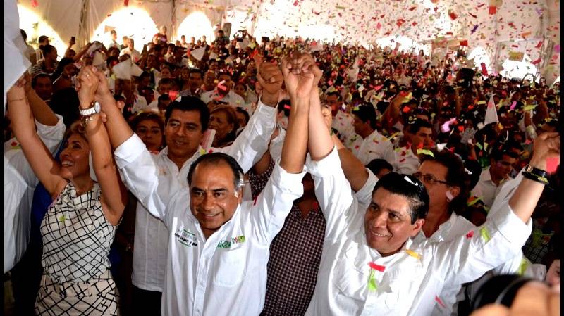 Ondean con Astudillo banderas blancas por orden y paz en Guerrero