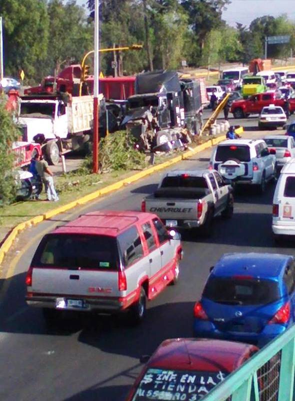 Fuerte accidente en la carretera Texcoco los Reyes la Paz. 