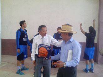 Tres trofeos y dos balones basquetbol otorgo el Doctor Miguel Aguirre Ruiz en Amajac Chiautla.