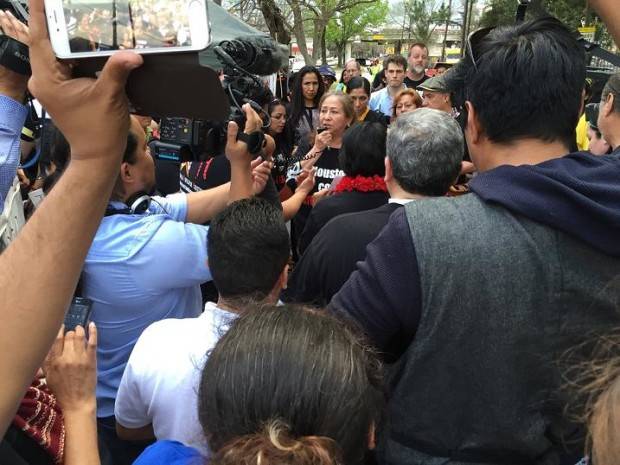Protestan frente al consulado mexicano en Houston por el caso Ayotzinapa