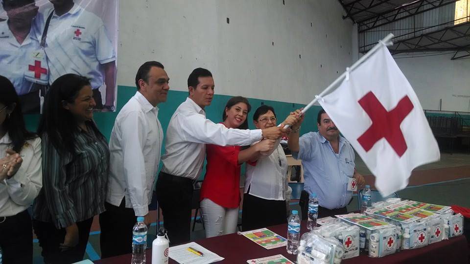 Amelia Menez de Castellanos presidenta del DIF Taxco, inicia la colecta 2015 junto con la Cruz Roja