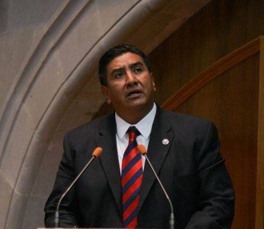 El Legislador priista, Armando Corona arremete contra candidatos de su Partido el PRI.