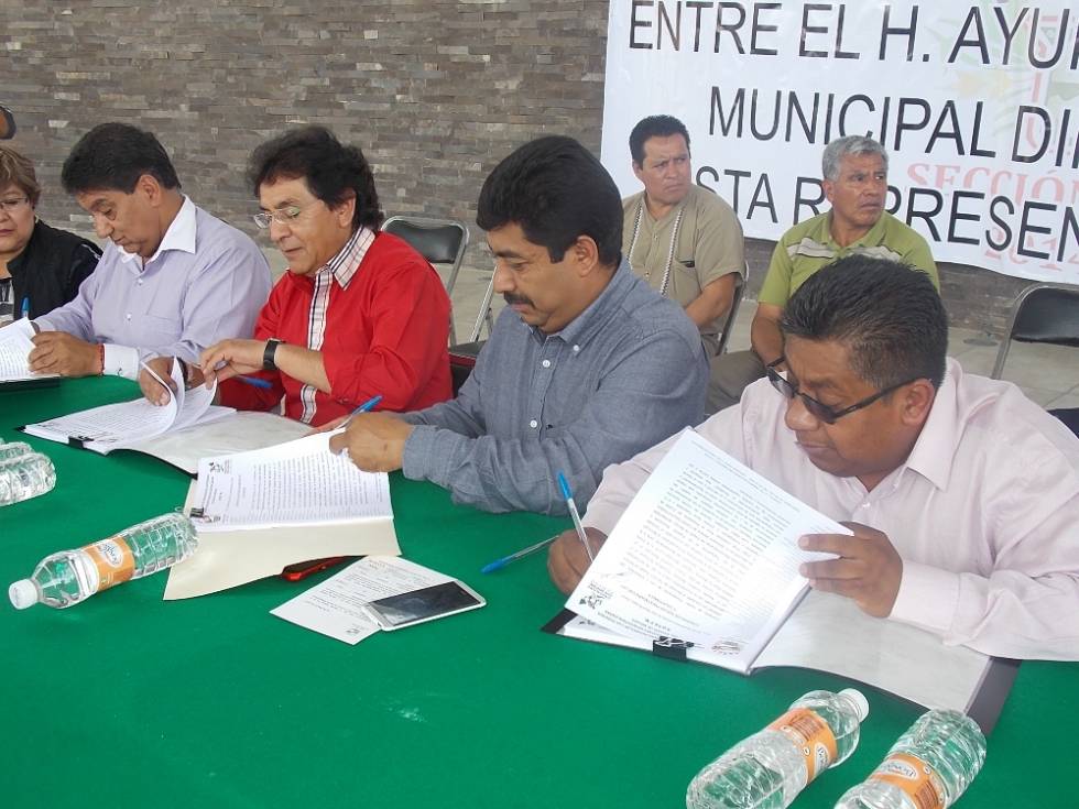 Ayuntamiento de Texcoco y trabajadores sindicalizados firman convenio laboral 2015