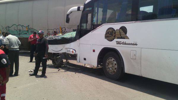Se impacta un ferrocarril contra autobús de pasajeros en Axapusco.