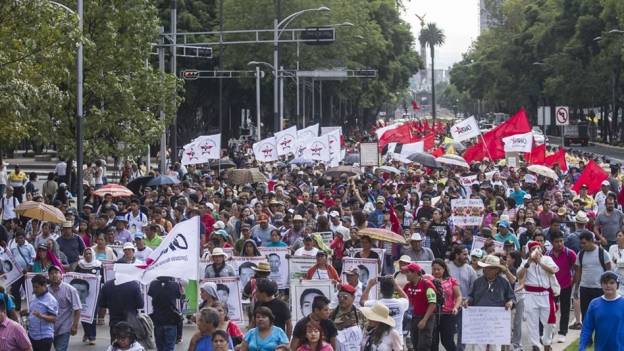 #Ayotzinapa10meses: una marcha en el DF exige respuestas y justicia