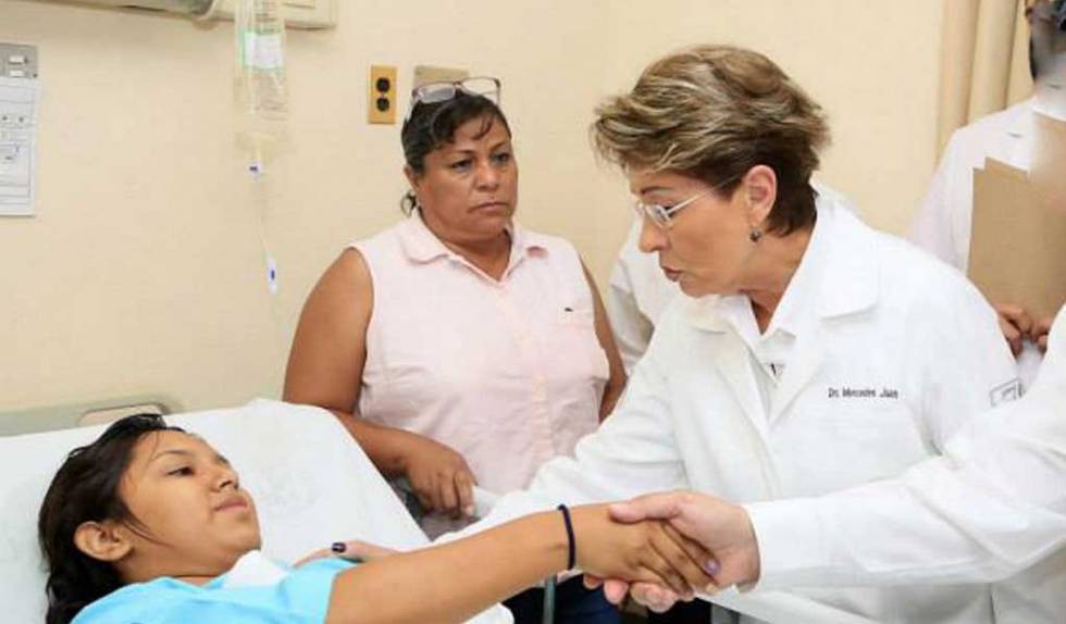 
Mercedes Juan visita a heridos por accidente en Mazapil