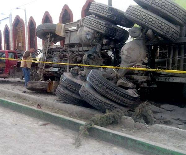
Camión de volteo atropella a peregrinos en Mazapil, Zacatecas; hay 20 muertos y 30 heridos
 