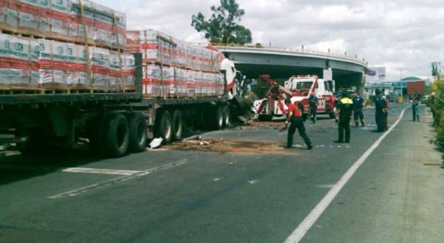 Aparatoso accidente en la carretera Texcoco -Lechería entre dos tráileres.