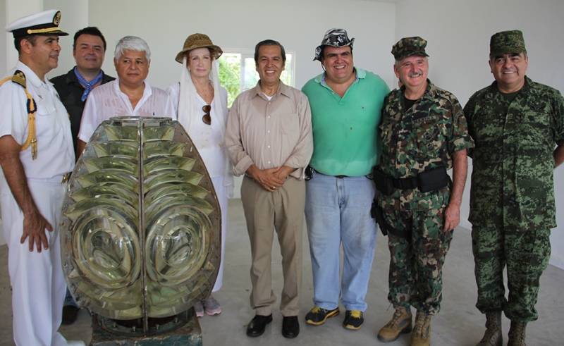 Rogelio Ortega Y Mandos militares supervisan el proyecto del museo naval en la Roqueta