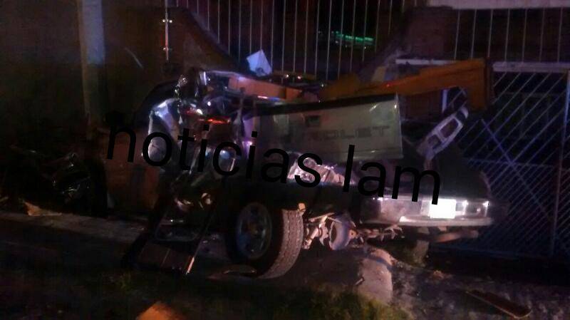 Remolque de tráiler aplasta camioneta en Santa Inés Texcoco.