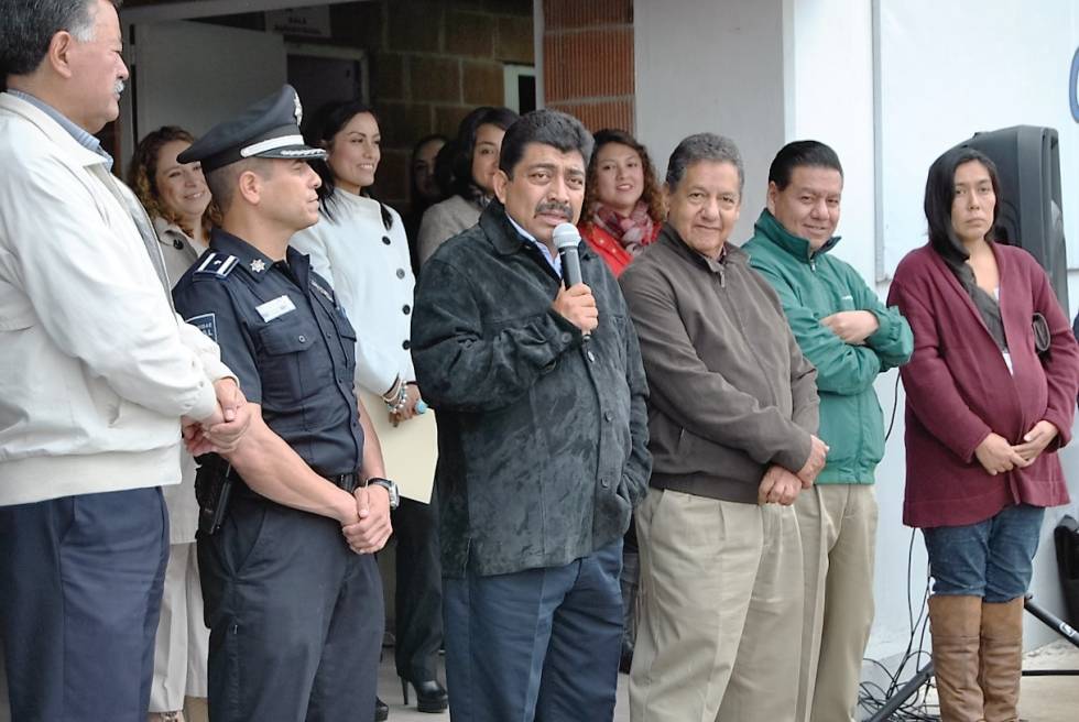 Apoyan con vales de despensa a policías de Texcoco