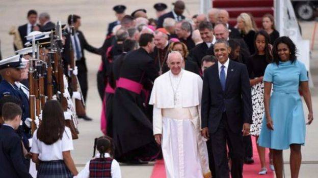 El papa Francisco llega a EU; lo recibe Obama