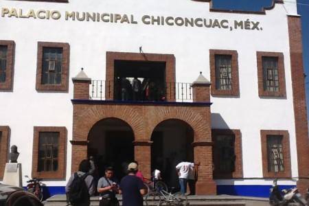 Amagan a policía municipal de Chiconcuac y se roban cajero que estaba en el palacio.