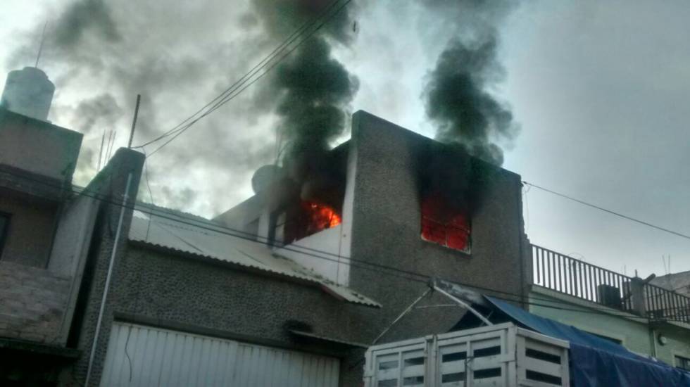     Policía que apagaba a cubetazos  un incendio en Neza junto con los vecinos resultó lesionado