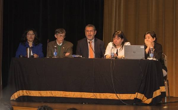  Expertos de la UNAM discuten los 
retos ante las enfermedades virales