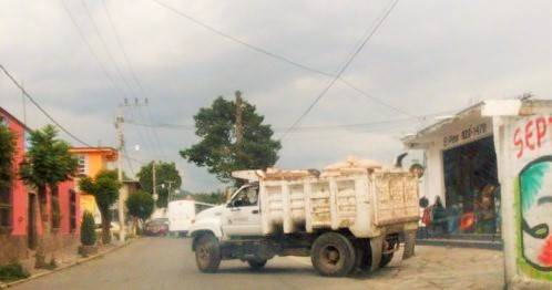 Acusan a edil de Tepetlaoxtoc de Vender material del ayuntamiento desde su negocio