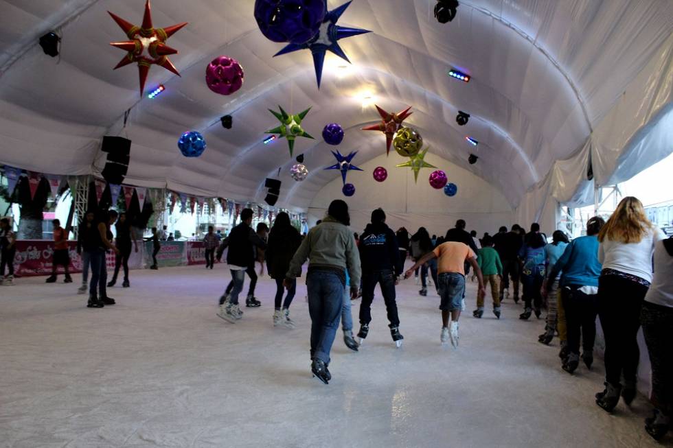 Miles de personas  se divierten en la pista de hielo en Ixtapaluca 