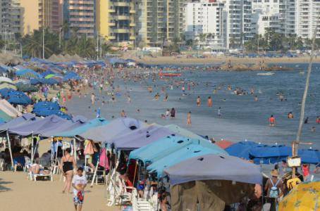Acapulco prohíbe a turistas acampar en la playa