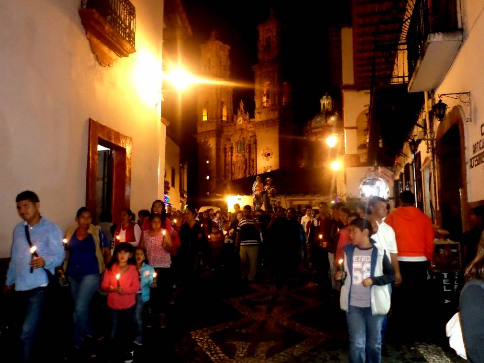 Taxqueños y turistas conviven en festivas posadas de barrio a barrio 
