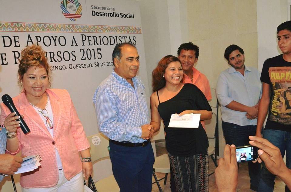 Gobernador Astudillo entrega recursos a 32 comunicadores del Fondo de Apoyo a Periodistas