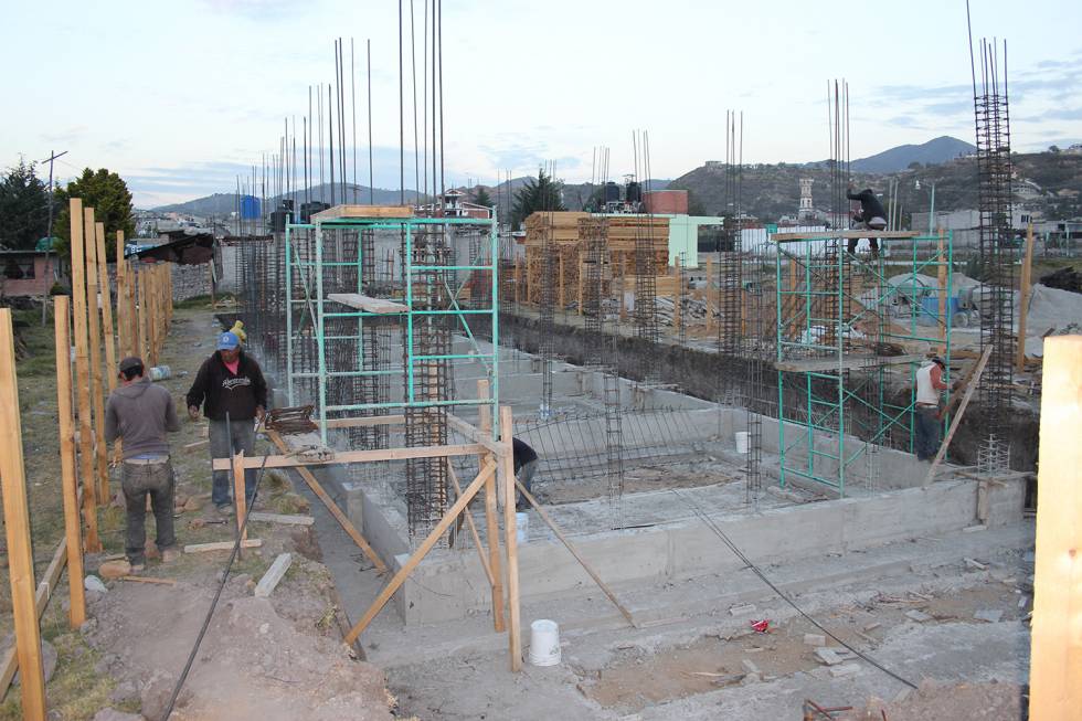 Construyen auditorio en Apipilhuasco