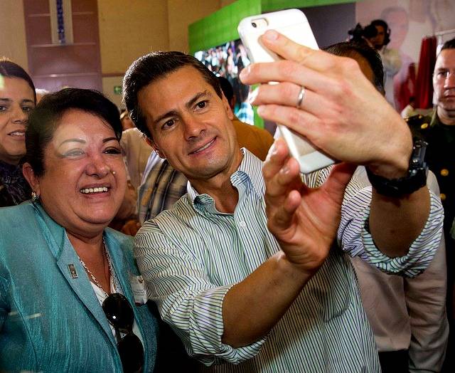 El Presidente Enrique Peña Nieto y la diputada Flor Añorve Ocampo